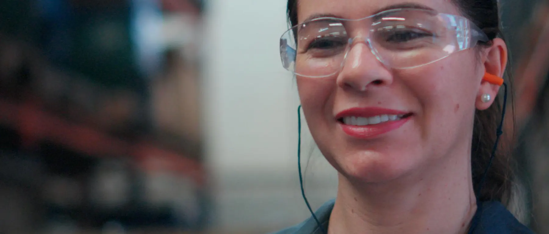 Colaboradora em ambiente industrial