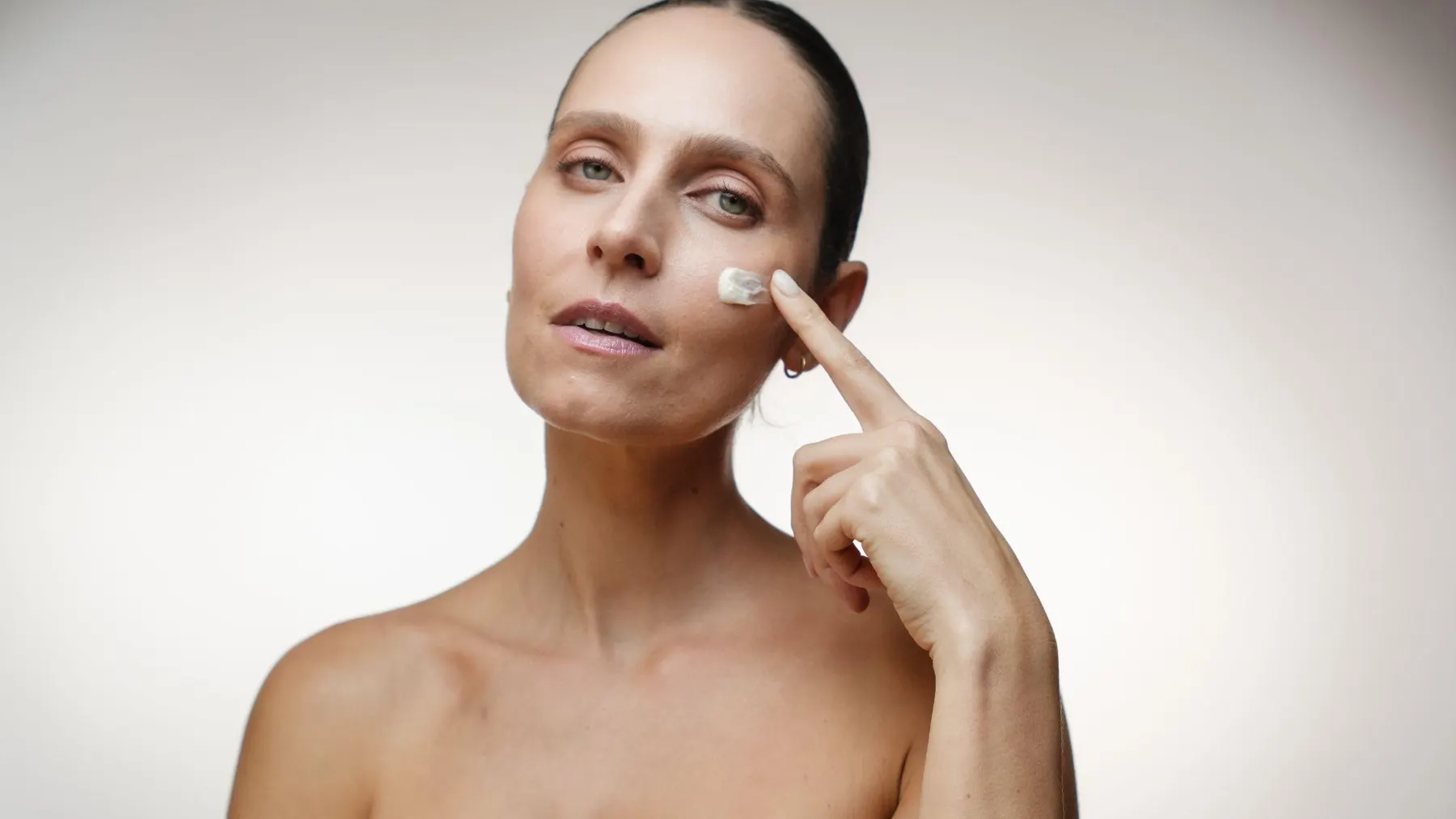 Modelo em product film da Litskin