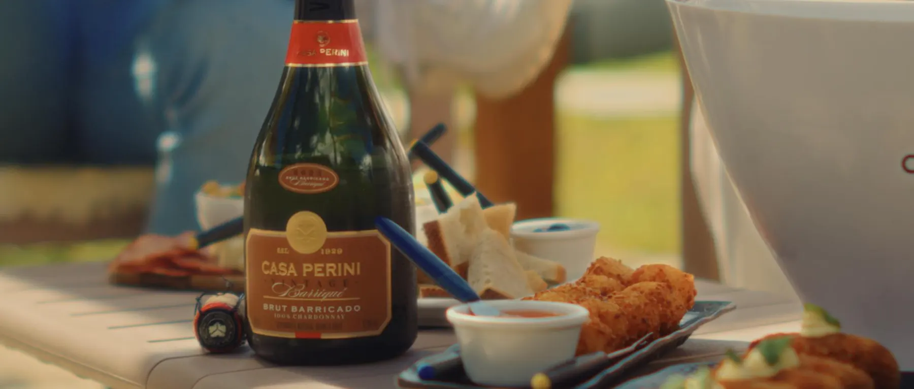 Espumante Casa Perini em uma mesa preparada